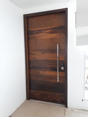 Porta pivotante de lambril maciço de Imbuia - Imagem 2