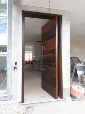 Porta pivotante de lambril maciço de Imbuia - Imagem 4