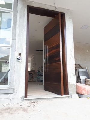 Porta pivotante de lambril maciço de Imbuia - Imagem 6