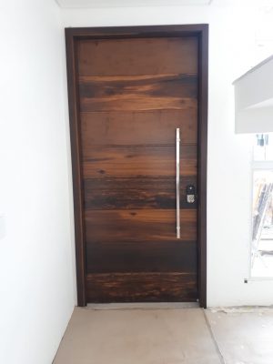 Porta pivotante de lambril maciço de Imbuia - Imagem 3