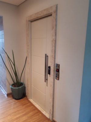 Porta pivotante com revestimento em MDF com pintura laca P.U bege acetinado - Imagem 3