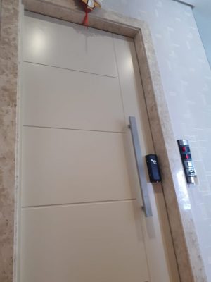 Porta pivotante com revestimento em MDF com pintura laca P.U bege acetinado