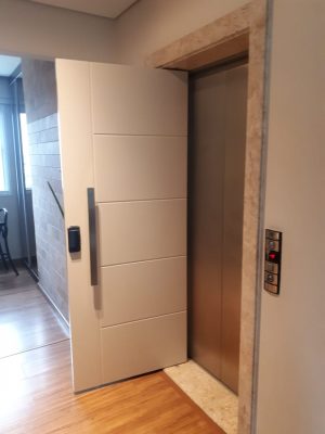 Porta pivotante com revestimento em MDF com pintura laca P.U bege acetinado - Imagem 5