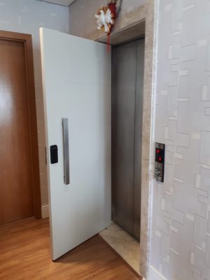 Porta pivotante com revestimento em MDF com pintura laca P.U bege acetinado - Imagem 4