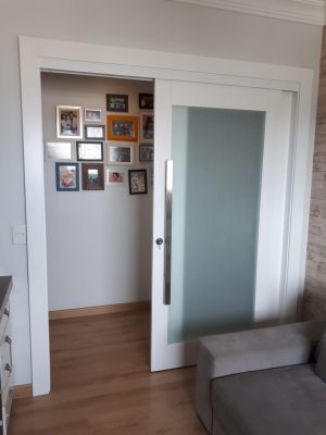 Porta com sistema de correr embutido com vidro panorâmico jateado, pintura laca branca acetinado - Imagem 2