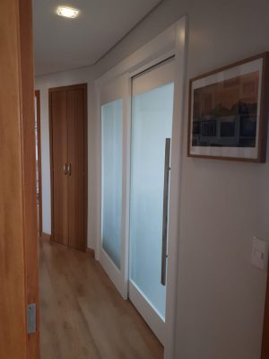 Porta com sistema de correr embutido com vidro panorâmico jateado, pintura laca branca acetinado - Imagem 4