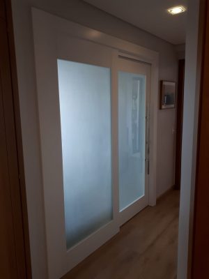 Porta com sistema de correr embutido com vidro panorâmico jateado, pintura laca branca acetinado - Imagem 5