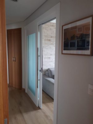 Porta com sistema de correr embutido com vidro panorâmico jateado, pintura laca branca acetinado - Imagem 3