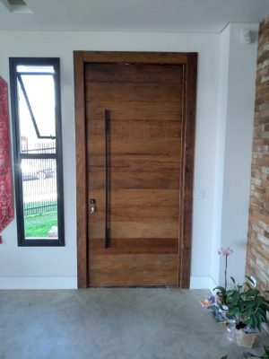 Porta pivotante com estrutura de aço no interior, revestimento com madeira de demolição Peroba Rosa do Campo, porta com 8 cm de espessura - Imagem 5
