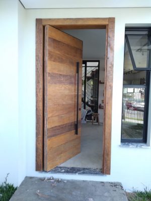 Porta pivotante com estrutura de aço no interior, revestimento com madeira de demolição Peroba Rosa do Campo, porta com 8 cm de espessura - Imagem 2