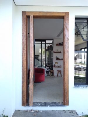 Porta pivotante com estrutura de aço no interior, revestimento com madeira de demolição Peroba Rosa do Campo, porta com 8 cm de espessura - Imagem 4