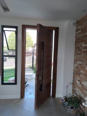 Porta pivotante com estrutura de aço no interior, revestimento com madeira de demolição Peroba Rosa do Campo, porta com 8 cm de espessura - Imagem 6