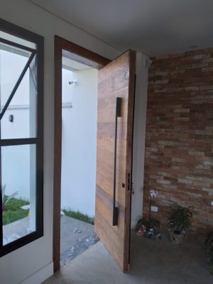 Porta pivotante com estrutura de aço no interior, revestimento com madeira de demolição Peroba Rosa do Campo, porta com 8 cm de espessura - Imagem 3