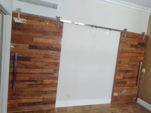 Porta com sistema de correr aparente de madeira de Peroba Rosa do Campo rústica - Imagem 9