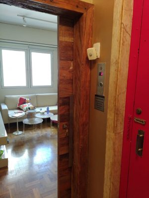 Porta com sistema de correr aparente de madeira de Peroba Rosa do Campo rústica - Imagem 11