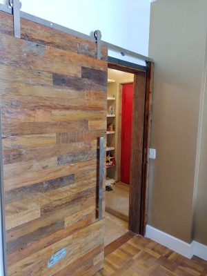 Porta com sistema de correr aparente de madeira de Peroba Rosa do Campo rústica - Imagem 3