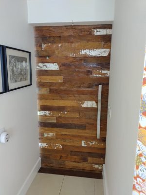 Porta com sistema de correr aparente de madeira de Peroba Rosa do Campo rústica - Imagem 5