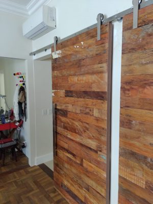 Porta com sistema de correr aparente de madeira de Peroba Rosa do Campo rústica - Imagem 4
