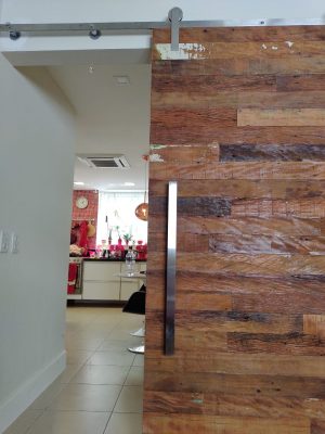 Porta com sistema de correr aparente de madeira de Peroba Rosa do Campo rústica - Imagem 7