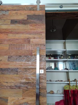 Porta com sistema de correr aparente de madeira de Peroba Rosa do Campo rústica - Imagem 6