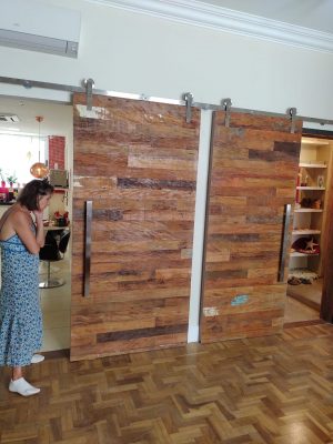 Porta com sistema de correr aparente de madeira de Peroba Rosa do Campo rústica - Imagem 8