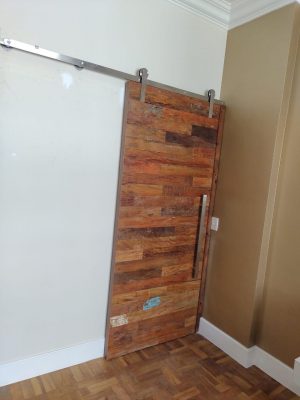 Porta com sistema de correr aparente de madeira de Peroba Rosa do Campo rústica - Imagem 2