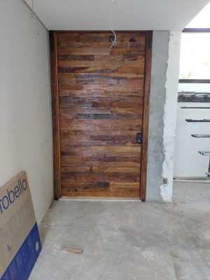 Porta pivotante com estrutura de aço no interior, revestimento com madeira de demolição Peroba Rosa do Campo, porta com 8 cm de espessura - Imagem 5