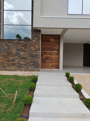 Porta pivotante com estrutura de aço no interior, revestimento com madeira de demolição Peroba Rosa do Campo, porta com 8 cm de espessura - Imagem 2