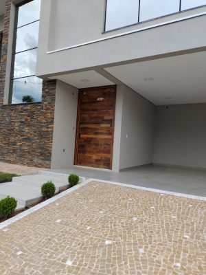 Porta pivotante com estrutura de aço no interior, revestimento com madeira de demolição Peroba Rosa do Campo, porta com 8 cm de espessura - Imagem 3