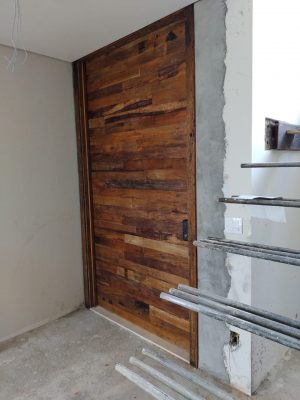 Porta pivotante com estrutura de aço no interior, revestimento com madeira de demolição Peroba Rosa do Campo, porta com 8 cm de espessura - Imagem 6