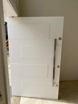 Porta pivotante com revestimento em MDF e apliques em 3D com pintura laca branca P.U acetinado - Imagem 5