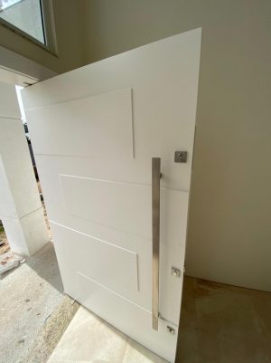 Porta pivotante com revestimento em MDF e apliques em 3D com pintura laca branca P.U acetinado - Imagem 3