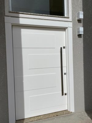 Porta pivotante com revestimento em MDF e apliques em 3D com pintura laca branca P.U acetinado - Imagem 2