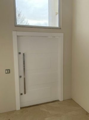 Porta pivotante com revestimento em MDF e apliques em 3D com pintura laca branca P.U acetinado - Imagem 4