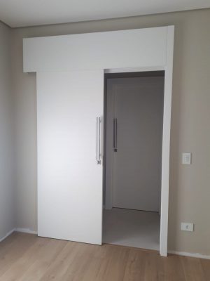 Porta de correr embutida com bandeira de 40 cm, pintura laca P.U branco acetinado - Imagem 3