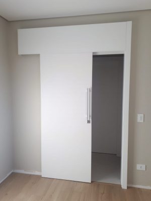 Porta de correr embutida com bandeira de 40 cm, pintura laca P.U branco acetinado - Imagem 5