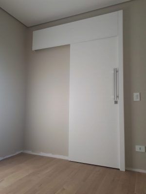 Porta de correr embutida com bandeira de 40 cm, pintura laca P.U branco acetinado - Imagem 4