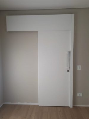 Porta de correr embutida com bandeira de 40 cm, pintura laca P.U branco acetinado - Imagem 2