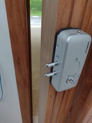 Porta pivotante modelo ripado na vertical, puxador em madeira no tamanho da porta, pintura verniz P.U acetinado - Imagem 9