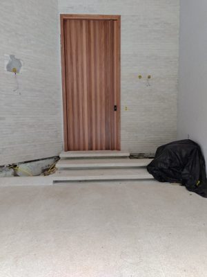 Porta pivotante modelo ripado na vertical, puxador em madeira no tamanho da porta, pintura verniz P.U acetinado - Imagem 2