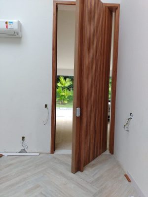 Porta pivotante modelo ripado na vertical, puxador em madeira no tamanho da porta, pintura verniz P.U acetinado - Imagem 3