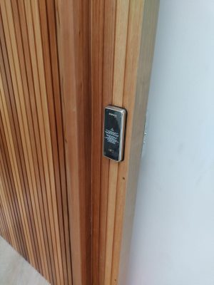 Porta pivotante modelo ripado na vertical, puxador em madeira no tamanho da porta, pintura verniz P.U acetinado - Imagem 6
