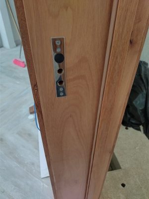 Porta pivotante modelo ripado na vertical, puxador em madeira no tamanho da porta, pintura verniz P.U acetinado - Imagem 7