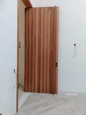 Porta pivotante modelo ripado na vertical, puxador em madeira no tamanho da porta, pintura verniz P.U acetinado - Imagem 4