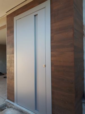 Porta pivotante em ACM cinza, puxador cava e dupla vedação - Imagem 4