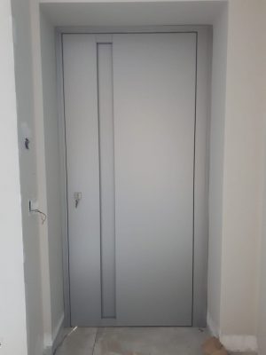 Porta pivotante em ACM cinza, puxador cava e dupla vedação - Imagem 2