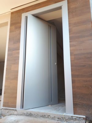 Porta pivotante em ACM cinza, puxador cava e dupla vedação - Imagem 7