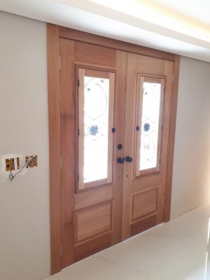 Porta de madeira maciça com grade de ferro, fechadura blim blim preta, vidro 10 mm, pintura verniz P.U acetinado - Imagem 13