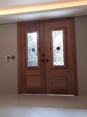 Porta de madeira maciça com grade de ferro, fechadura blim blim preta, vidro 10 mm, pintura verniz P.U acetinado - Imagem 15