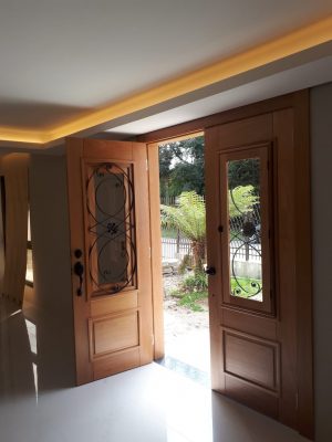 Porta de madeira maciça com grade de ferro, fechadura blim blim preta, vidro 10 mm, pintura verniz P.U acetinado - Imagem 12